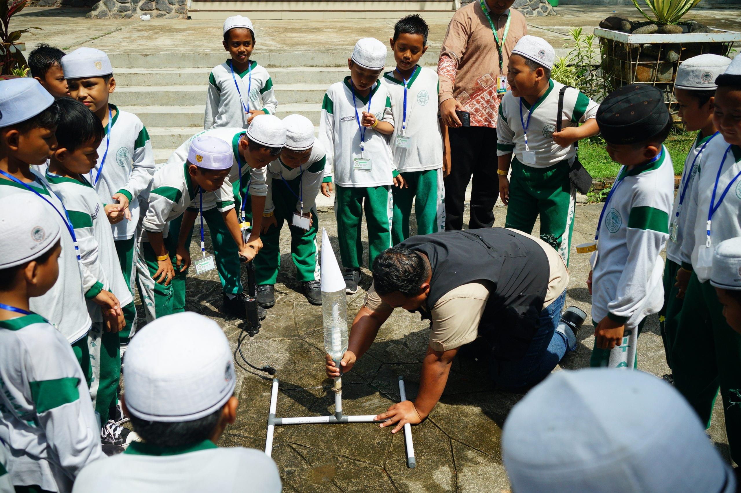 Siswa belajar fisika dengan menerbangkan roket botol dalam paket edukasi sekolah di Amanah Borneo Park